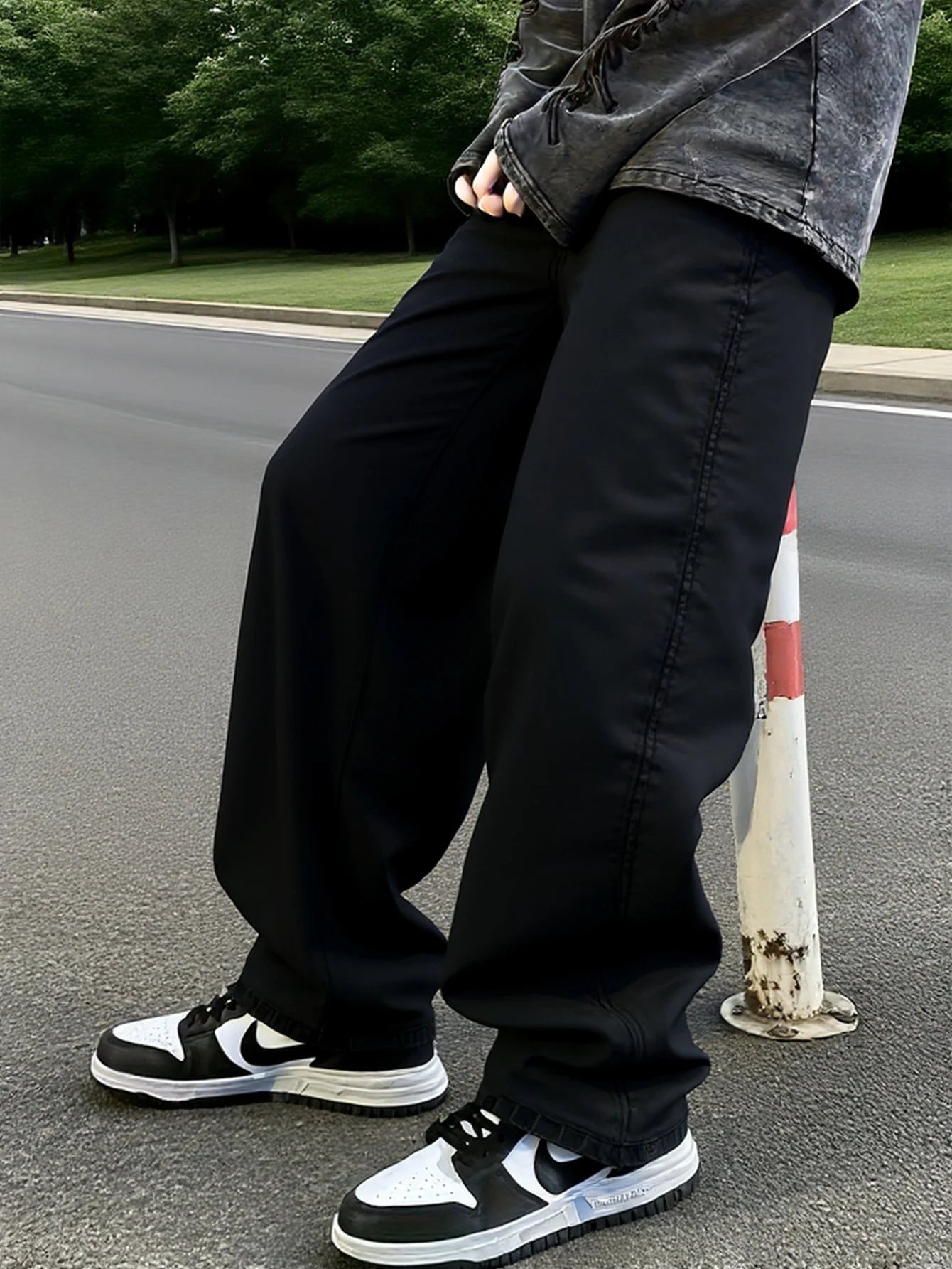 Men's black wide-leg jeans, loose and flowing, simple and versatile, easily creating street fashion and casual everyday style.